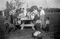 Una festa da picnic che si riunisce a Columbus, Ohio, c. 1950