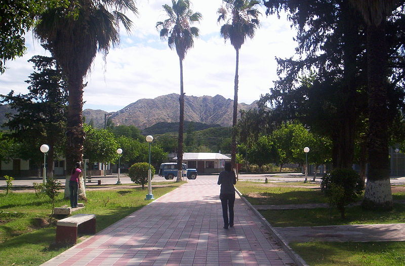 File:Plaza San Agustín en la localidad de San Agustin del Valle Fértil, provincia de San Juan, EAG.jpg