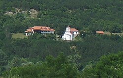 Blick auf das Kloster Končul in Kaznoviće