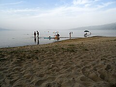 Mai: Strand am Ohridsee in Pogradec