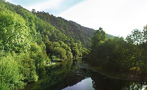 Le fleuve Orne au Pont-de-la-Mousse à Saint-Rémy-sur-Orne dans le Calvados.