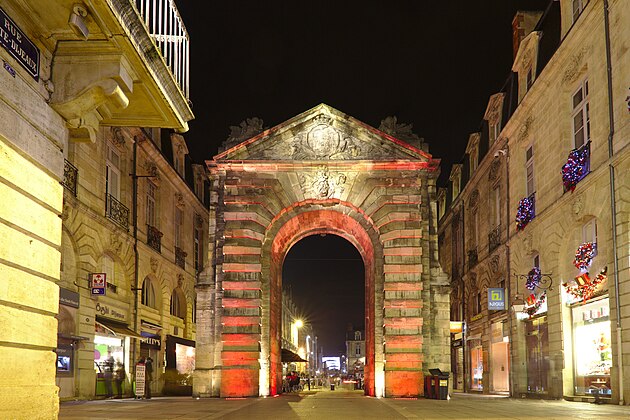 Porte Dijeaux la nuit.