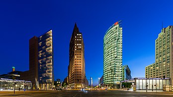 Vista da Potsdamer Platz em Berlim. Da esquerda para a direita: Atrium-Tower (pelo arquiteto Renzo Piano), Kollhoff-Tower (por Hans Kollhoff), BahnTower (por Helmut Jahn), Beisheim Center (vários arquitetos). (definição 6 328 × 3 560)