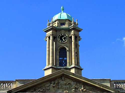 The Queen's College, Oxford, UK clock showing 5:09 PM (17:09)