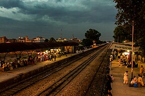 Railway station platforms - Rahim Yar Khan railway station.jpg