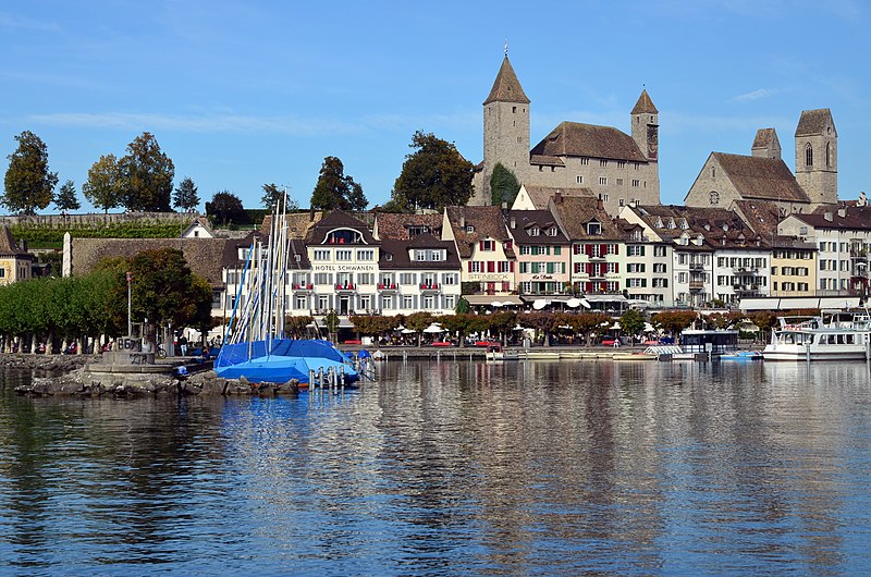 File:Rapperswil - Lindenhof - Schloss - Stadtpfarrkirche - Seequai-Hafen - Seedamm 2012-10-05 15-29-44.JPG