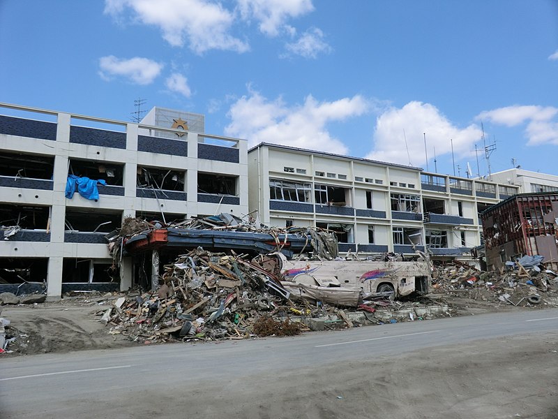 ファイル:Rikuzentakata City Hall after tsunami.jpg