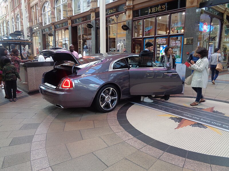 File:Rolls-Royce Wraith, Victoria Quarter, Leeds (11th August 2015) 001.JPG