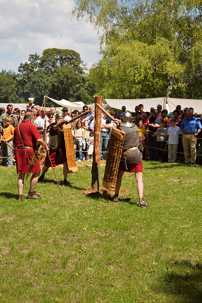 File:Roman Legion training with wooden weapons 03.jpg