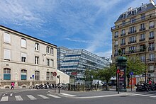 Vue de la bouche de métro depuis la rue de Vaugirard.