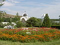 Jardins et nouvelle église dans le village de Roupité