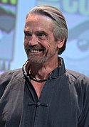 Jeremy Irons dans le rôle d'Alfred Pennyworth