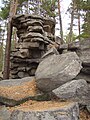 Spuren des Steinbruchs auf den Felsen