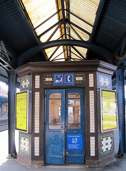 File:Salle attente Gare de Colmar.jpg