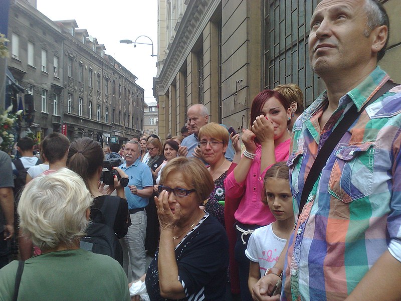 File:Sarajevans in funeral of 136 Srebrenica genocide victims July 2015 090720151597.jpg