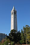 Sather Tower na Uniwersytecie Kalifornijskim w Berkeley - panoramio.jpg