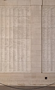photo couleur d'une liste de noms gravés dans la pierre