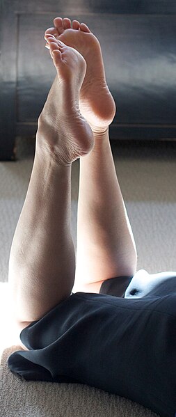 File:Sexy barefeet17.jpg