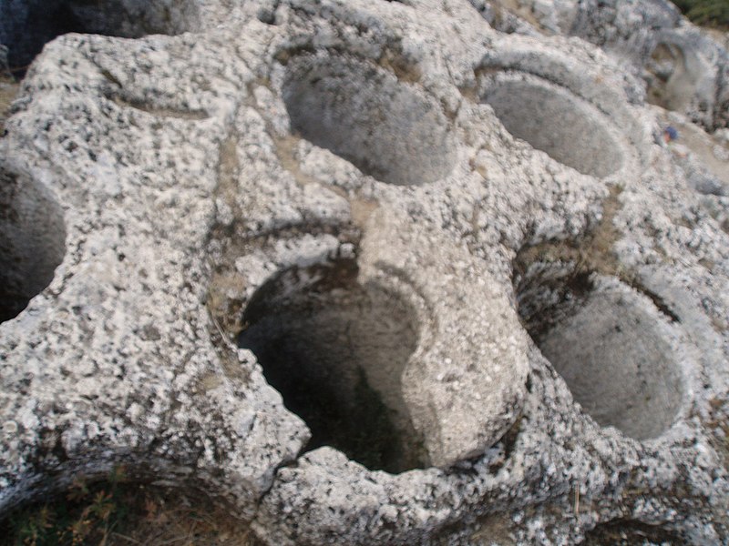 File:Silos rupestres du fort de Buoux.jpg