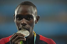 Paul Kipkemoi Chelimo remporte la médaille d'argent sur 5 000 mètres aux Jeux olympiques de 2016