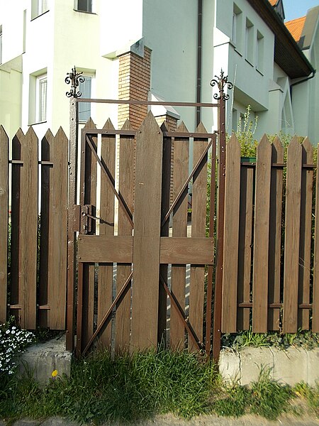 File:Social Mission Society Girls College and Chapel. Gate with cross. - Kissvábhegy, Budapest.JPG