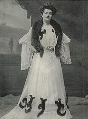 Fuchsschal und ‑Ornamente auf einem Kleid, Sofia Demidova (1901)