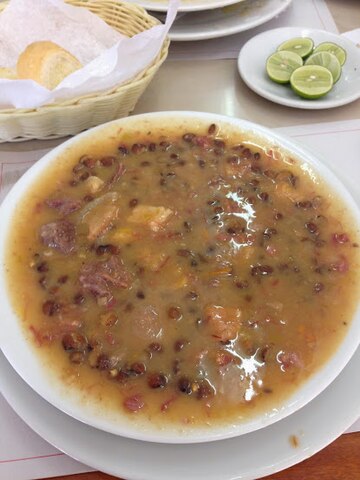 Sopa de guandú con carne salada