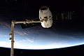 Kozmická loď Dragon po zachytení robotickým ramenom na Medzinárodnej vesmírnej stanici