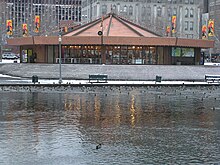 Foto diurna exterior del edificio que alberga Looff Carousel (1975-2016)