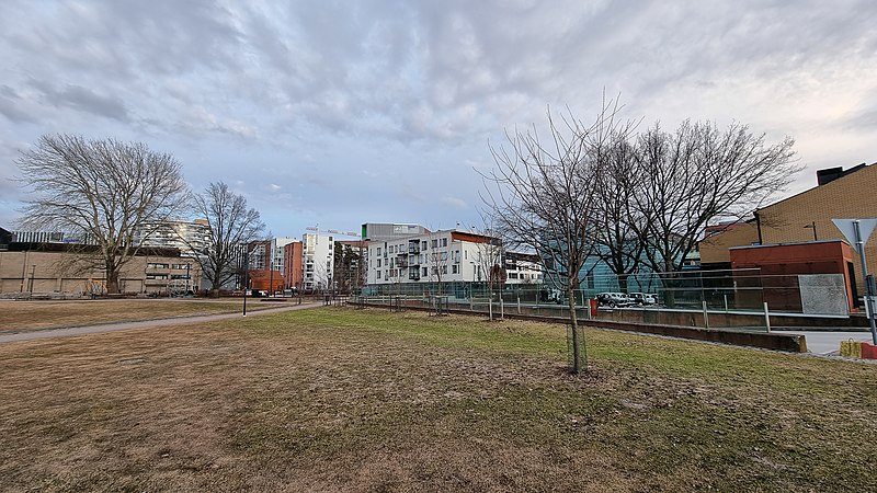 File:Spring in Kirjastopuisto park in Tikkurila, Vantaa, Finland, 2021.jpg