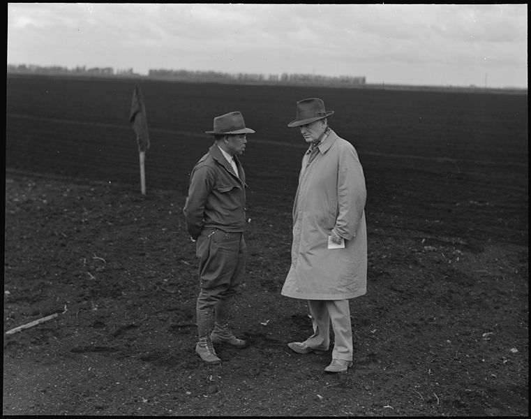 File:Stockton, California. Henry T. Futamachi (left), superintendant of a 1300-acre mechanized ranch, di . . . - NARA - 536030.jpg