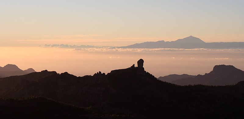 File:Sun begins to set over Tenerife (2302247763).jpg