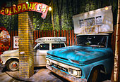 Hep Stars och Hootenanny Singers turnébilar utställda i en folkpark från 1960-talet.
