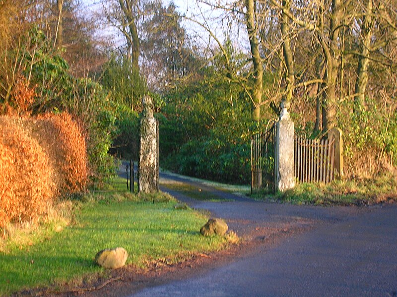 File:Swindridgemuir entrance.JPG