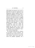 pour peindre des miniatures, pour penser et pour écrire. Un petit ours apprivoisé, mais prudemment attaché, gambade devant ce chalet de la méditation. Un ruisselet, qui se donne des airs importants en hiver, sert d’abreuvoir à cet ourson courtisan, et rappelle peut-être parfois à la reine que, quand elle était jeune fille, courant, les cheveux au vent, dans la forêt qui domine le château paternel, sa mère l’appelait « son torrent de montagne ». C’est de ce chalet que devraient être datées bon nombre des pensées qui vont suivre et que se sont envolés quelques-uns des poèmes, édités en allemand, sous le pseudonyme aujourd’hui trahi de Carmen Sylva. En attendant l’achèvement du château, la cour habite un ancien monastère, admirablement situé, comme tous les monastères, portant encore sur les murs extérieurs des peintures byzantines. On a