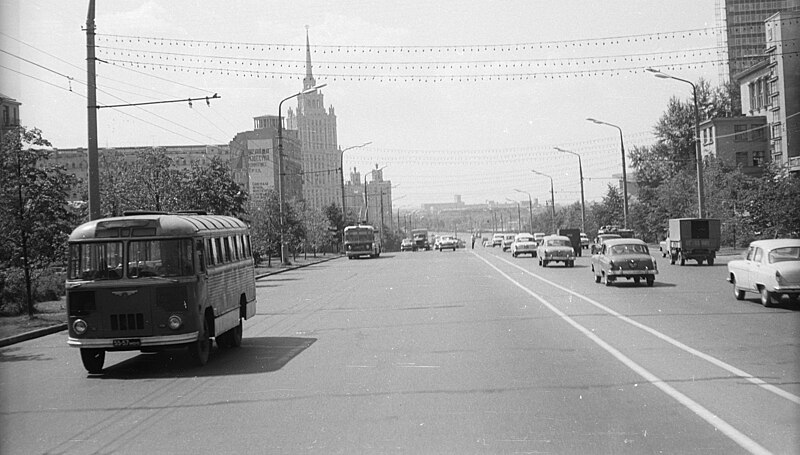 File:Szovjetunió, Moszkva, 1966. A Novij Arbat a Kutuzov híd felé nézve, Ukrajna Szálló. Fortepan 50332.jpg