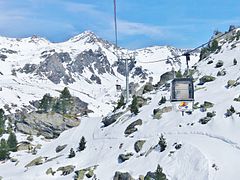 Photographie de Plan-Bouchet avec une cabine devant, le paysage étant enneigé.