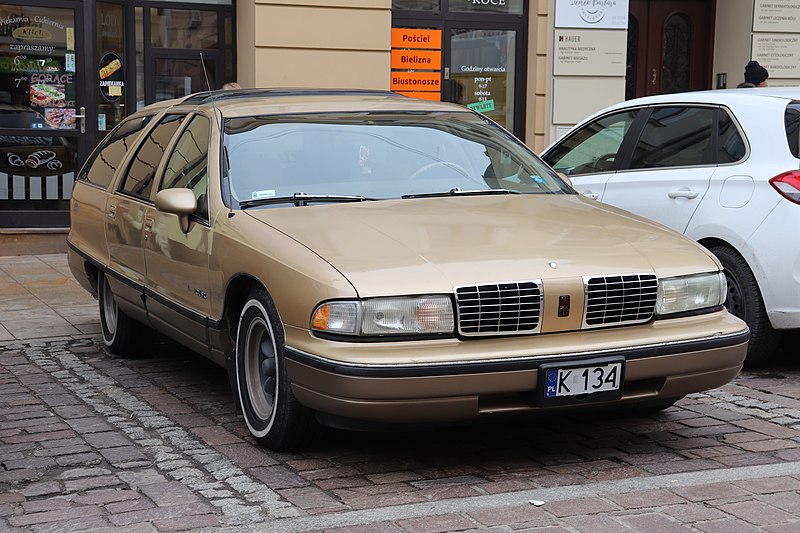 File:Tarnow Oldsmobile Custom Cruiser 1.jpg