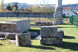 Blocs de maçonnerie et tambour de colonne.