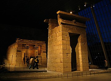 Bestand:Temple_of_Dendur-_night.jpg