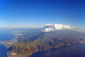 Luftbild aus Westnordwest mit dem Teno-Gebirge und den Felsen von Los Gigantes im Vordergrund