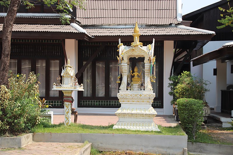 File:Thai Spirit House and Altar, Sukhothai (33758707448).jpg