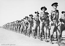 La 2-dua Infanteribataliono (aŭstralia) dum revizio de Generalmajora I.G. MacKay (aŭgusto 1941).jpg