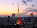 Tokiói torony világításkor