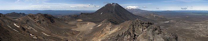 Le mont Ruapehu, le mont Ngauruhoe, depuis le mont Tongariro, sur l'ile du Nord. Décembre 2009.