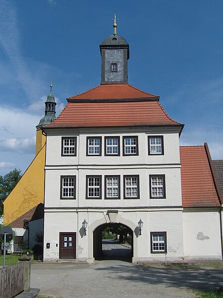 File:Torhaus schlosslindenau2.JPG