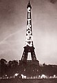 Français : La tour Eiffel en 1925 avec la publicité «Art Déco» imaginée par André Citroën, étalant en hauteur son nom en lettres géantes.