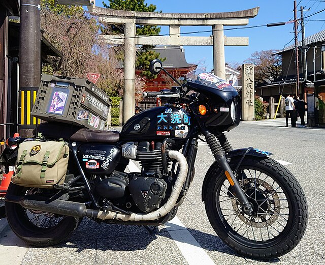 Traveler's motorcycle with large rear box