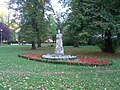 Busta Ľudovíta Vladimíra Riznera v trenčínském parku Milana Rastislava Štefánika (pohled od západu).