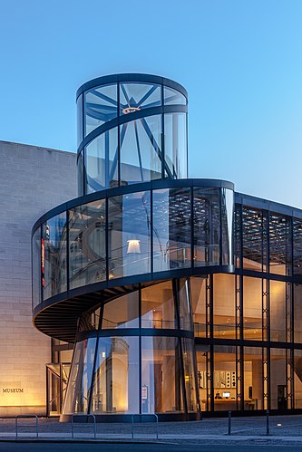 Винтовая лестница выставочного зала Немецкого исторического музея в Берлине